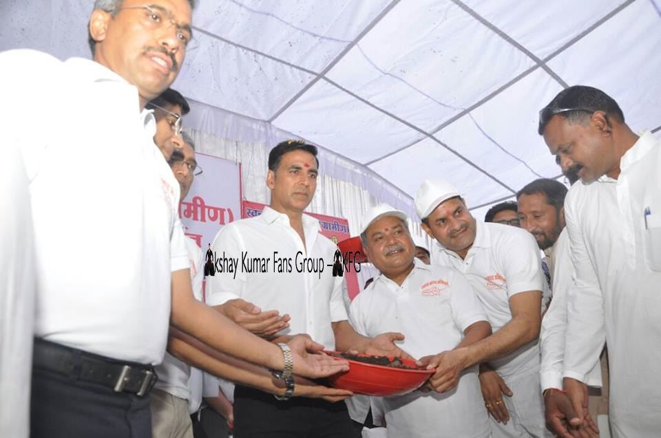 AKFansGroup's tweet photo. PIC : @akshaykumar sir and others clicked during #SwachhBharat Programme in MP Today https://t.co/W4oR3ehVYT