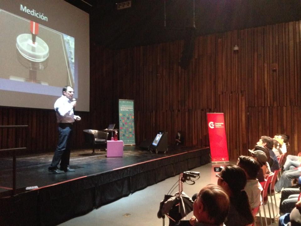 HacedoresCom's tweet image. Es posible crear soluciones asequibles en la medicina por @eyegeek
Conferencia #EnVivo -&amp;gt;  bit.ly/2nImFCq
#ArduinoDayCDMX