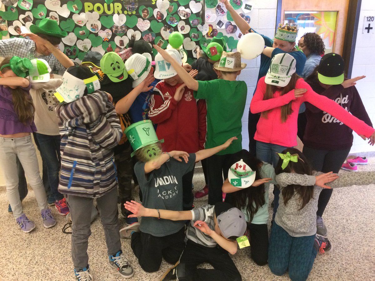 CapitaineRFR's tweet photo. Encore du beau monde avec leurs supers chapeaux francos chez Mme Annie B. et Mme Amale! #LaurierCarrière #5eLC #3eLC #francofiertéLC https://t.co/sxGRqPflnD