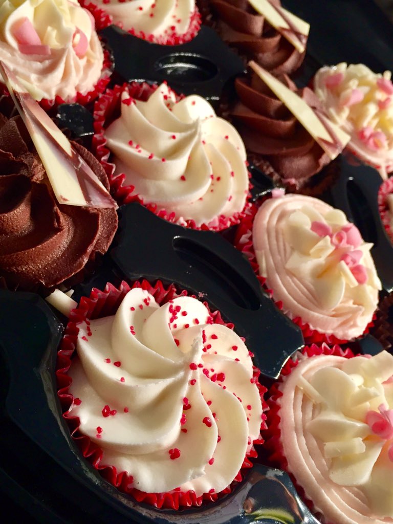 LiTongHsu's tweet image. So much cake!!! Thank you @HouseontheHill2 😍🎂🍰#TheFrogs #FatFroggies #doubleshowday