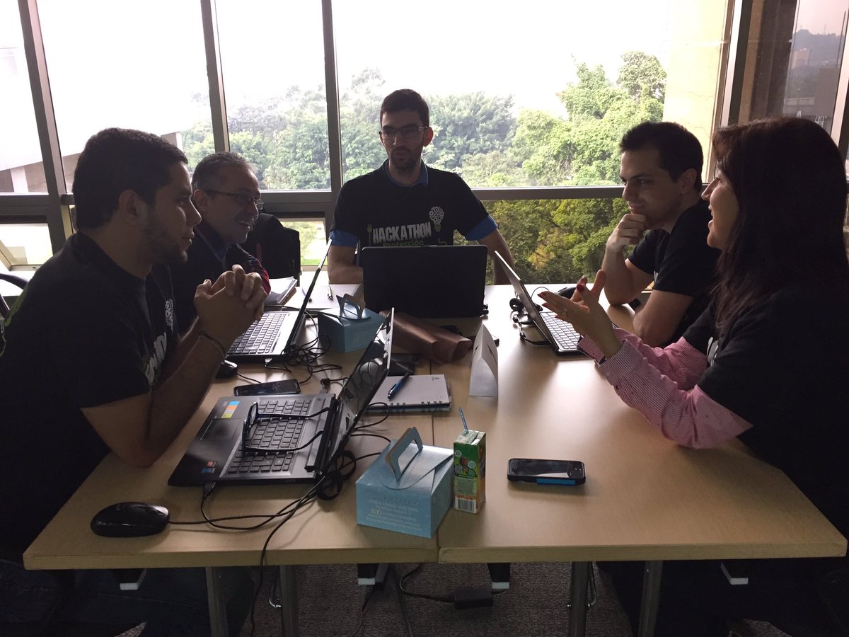 Gurivera's tweet photo. #hackathonProteccion https://t.co/l2LQnGkiH1