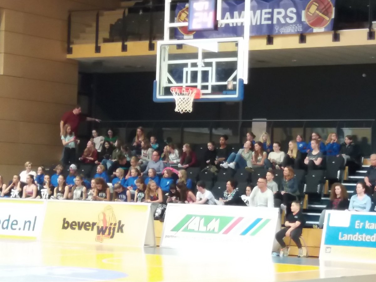 SettenGeurt's tweet image. Ook zijn er diverse dames uit verschilende teams van zac landstede ook aanwezig @LandstedeBasket @lbzac bij de wedstrijd