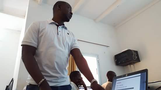 MamadDjigo's tweet photo. @barry_alhassane de @NeticoaSN  présentant #nginx et #passenger pour #LinuxSenegal à #Thies.#kebetu #Senegal https://t.co/e7alK0fghN