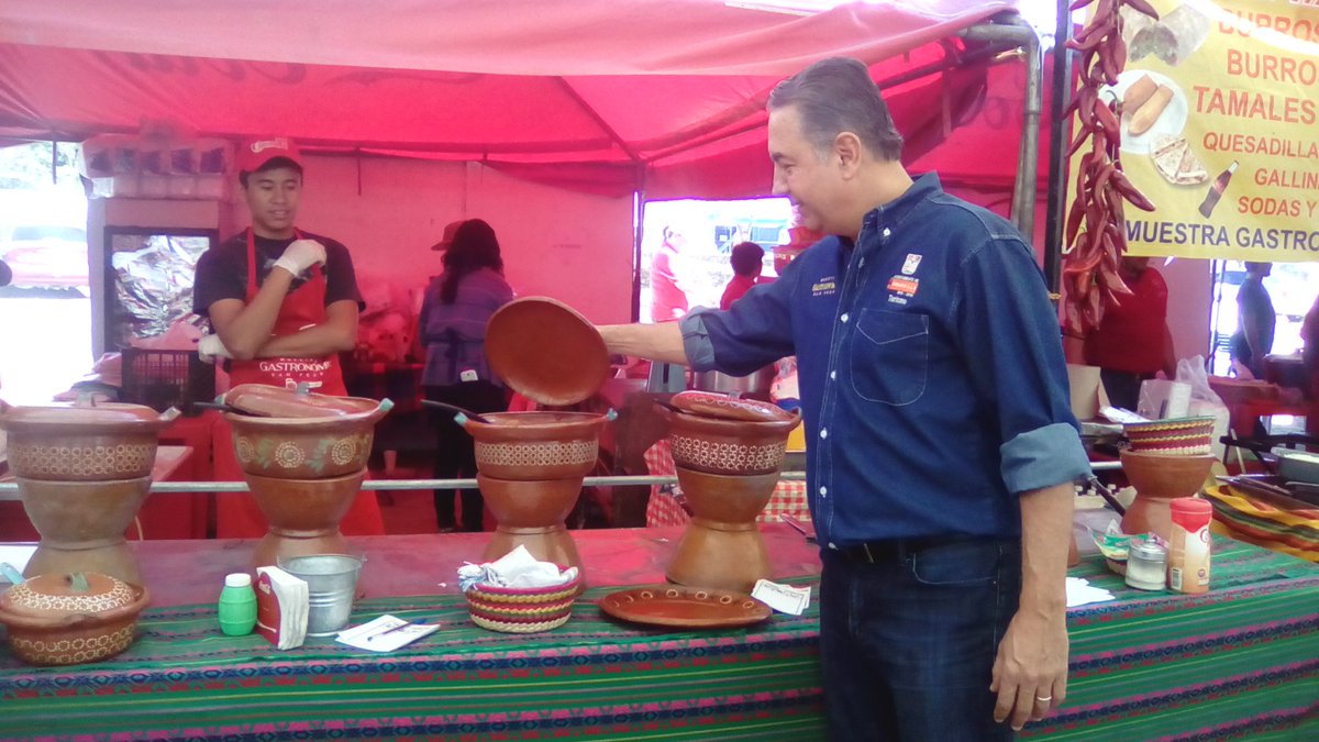 Lic. Eduardo Lemmen Meyer desde temprano estuvo pendiente de todos los detalles en la Segunda Muestra Gastronómica en San Pedro. No faltes!