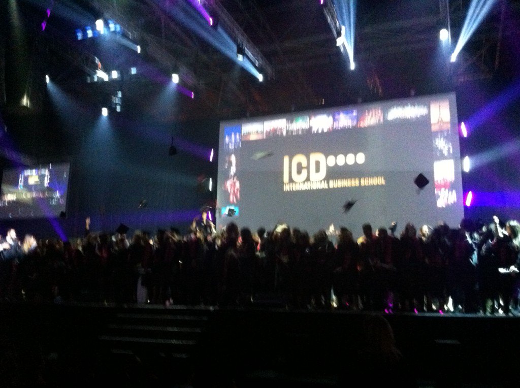 La cérémonie de remise des #diplômes bat son plein #RDDGROUPEIGS et voyage sur le thème #cabaret à travers le #monde