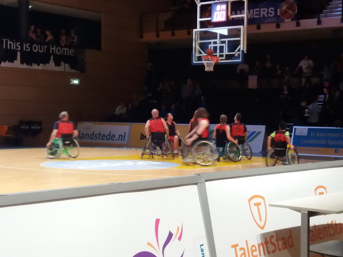 SettenGeurt's tweet image. Demo rolstoelbasketbal in de pauze van Landstede basketbal vs BSW Weert. @LandstedeBasket