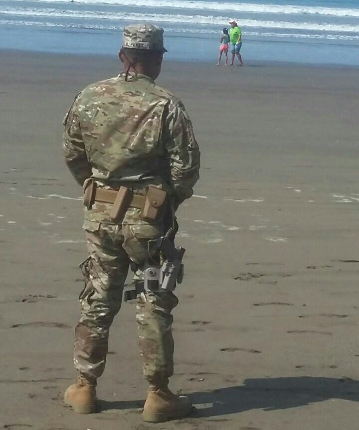 aeronavalpanama's tweet photo. Brindan #Seguridad a los bañistas en Playa Las Lajas/Prov. de Chiriquí que disfrutan de sana recreación/Aeronavales de 1ra. Región https://t.co/ydigp5Nw05