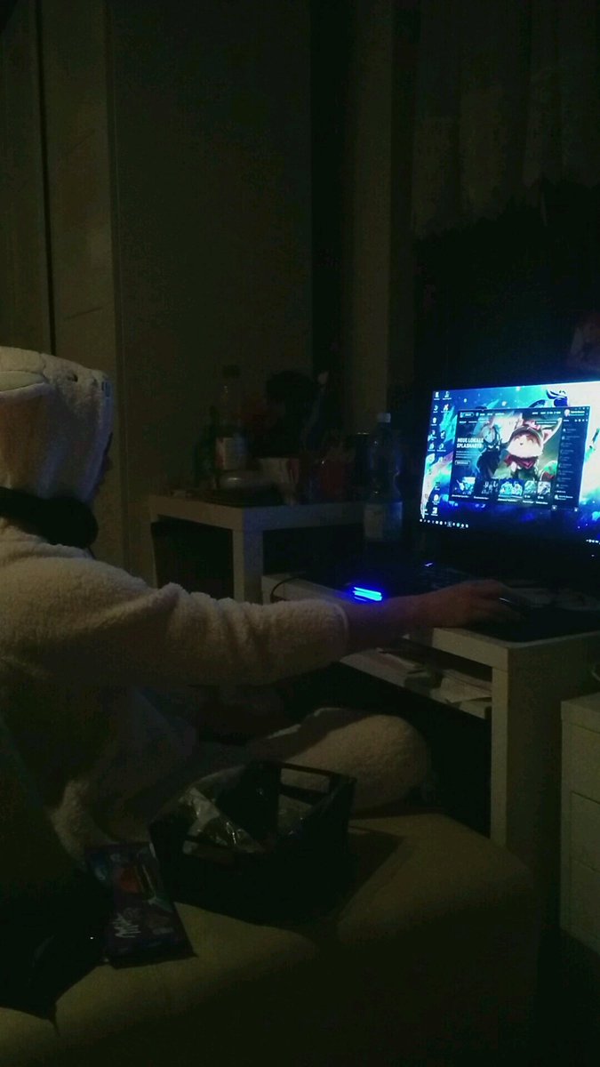 wirtinator's tweet photo. #SnoozeYouLose @LoLGermany
Kleine LAN Party mit dem Freund im Cottontail-Fizz cosplay 😂 #JaGeGe https://t.co/3ZSoViwth3