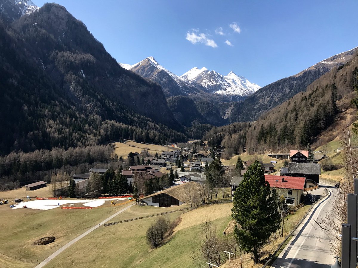 TravelDudes's tweet photo. After a long day of skiing, it's nice to grab the ski lift down and be greeted by a cosy alpine Austrian village! @SnowTrex_Ski #SnowTrex https://t.co/FluAPYFgRb