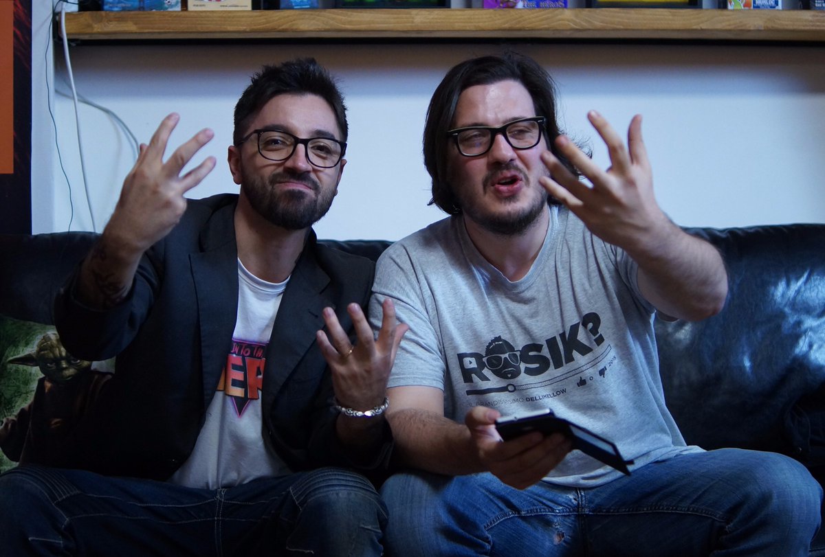 IntoTheNerd's tweet photo. Il nostro presentatore Cris Ares affianco del GRANDISSIMO @dellimellow (In questo caso MASSIMO ESPERTO DI SGUARDI)
#IntoTheNerd #Youtube https://t.co/lpsageVg7h