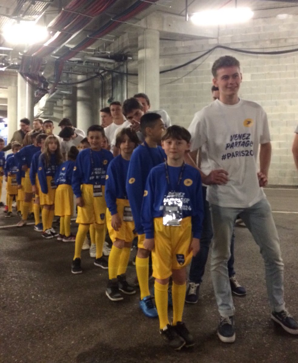 .<a href="/GroupeLaPoste/">La Poste Groupe</a> avec <a href="/TonyESTANGUET/">Tony Estanguet - OLY</a> viennent de remettre à 15 jeunes arbitres de <a href="/auvergnerhalpes/">Auvergne-Rhône-Alpes</a> le maillot officiel #FinaleCDL <a href="/ParcOL/">Parco Lomami</a>