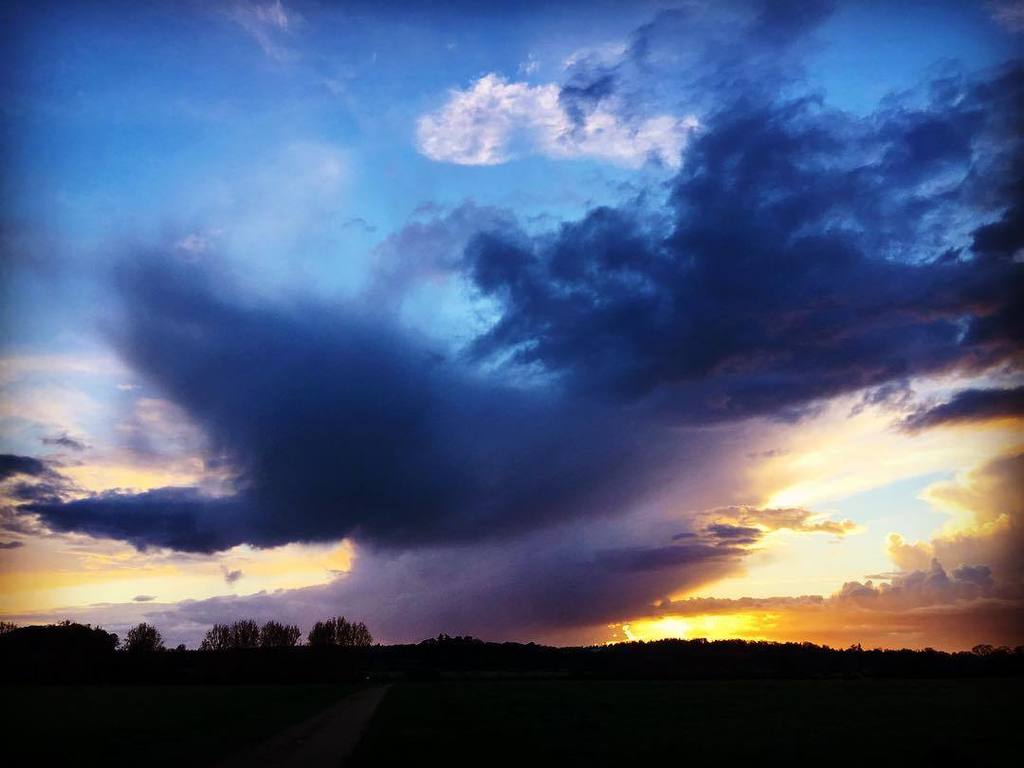 Naomi_Blogs's tweet photo. #beautiful #colours #clouds #cloudporn #evening #gorgeous #home #love #landscape #landscapephotography #outdoors #pretty #sky #sunset #sun … https://t.co/eY3vU6pvHz