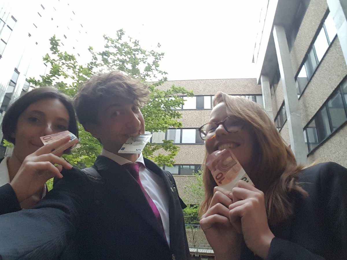 CyberSimuPELUX's tweet photo. Les chers amis Luxembourgeois et Français toujours heureux de participer au budget de l'UE. https://t.co/225Ijlmadr