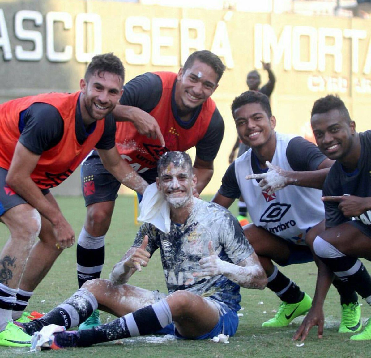 brunogallo's tweet photo. Eae irmão @guiilhermecost acordou bem hoje? 😅👏🎉🎂#atropelamos https://t.co/WzJNe2YxID
