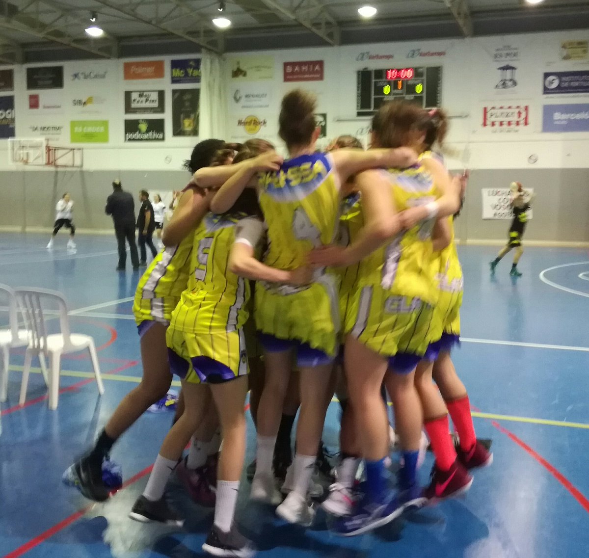CBClaret's tweet photo. Final del partido!! Victoria 54-61, que nos deja en liga femenina 2 la próxima temporada! #gopickenclaret #enormes https://t.co/4RCq78HaHu