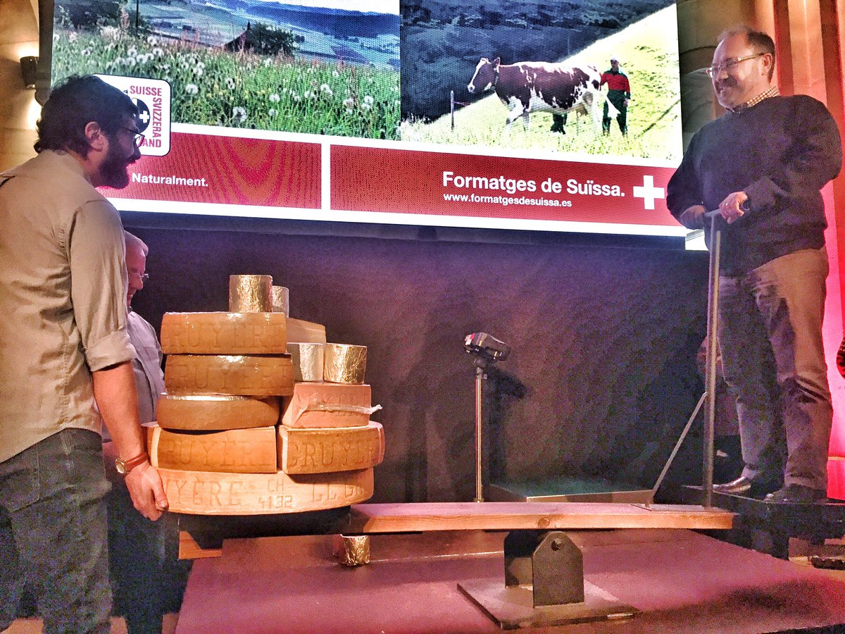 LosFoodistas's tweet photo. Gabriel Rodrigo, un informático con padre pastor manchego, ganador de la #swissmastercheese de #Barcelona. Premio=su peso en #queso #cheese https://t.co/avdTNs8ndX