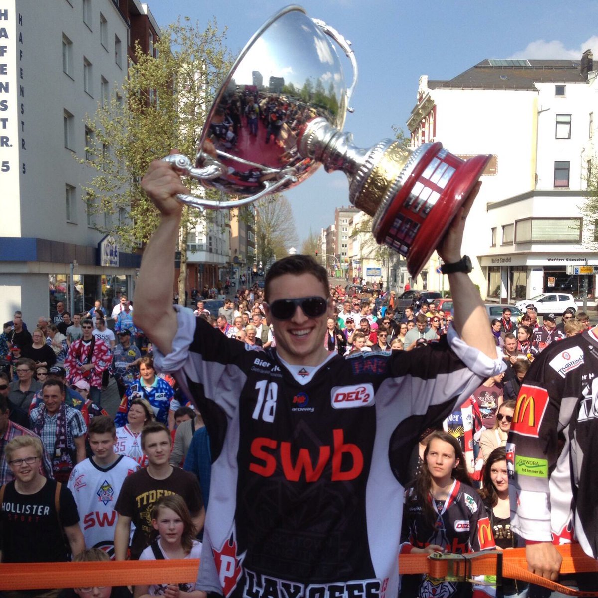2850Fischtown's tweet photo. All the best for the future and thanks for 3 fantastic seasons in #Fischtown #OncePenguinEverPenguin #19Sniper #NeverForget https://t.co/OozfmjTmFQ