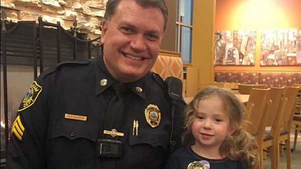 TVAmy's tweet photo. Girl, 4, sees cop eating alone, decides to keep him company https://t.co/GIDXcb9U3L https://t.co/avPOwZeqrI