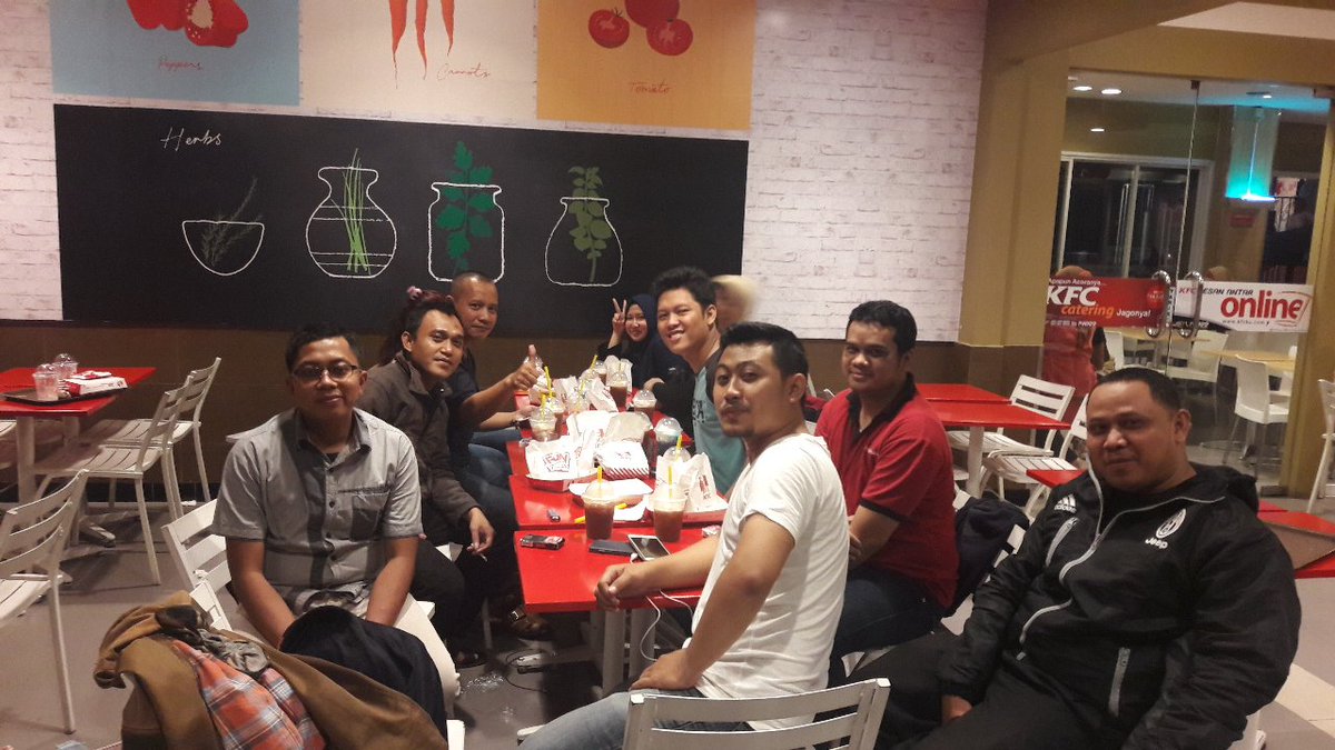 panjisawaladien's tweet photo. Ketemuan sesama driver GH. Grab Hitch United (Driver) #Kopdarala2 #Keepsolidarity #SalamSatuArah @GrabID @KFCINDONESIA @KFCLATerrace https://t.co/xhppSIucWW