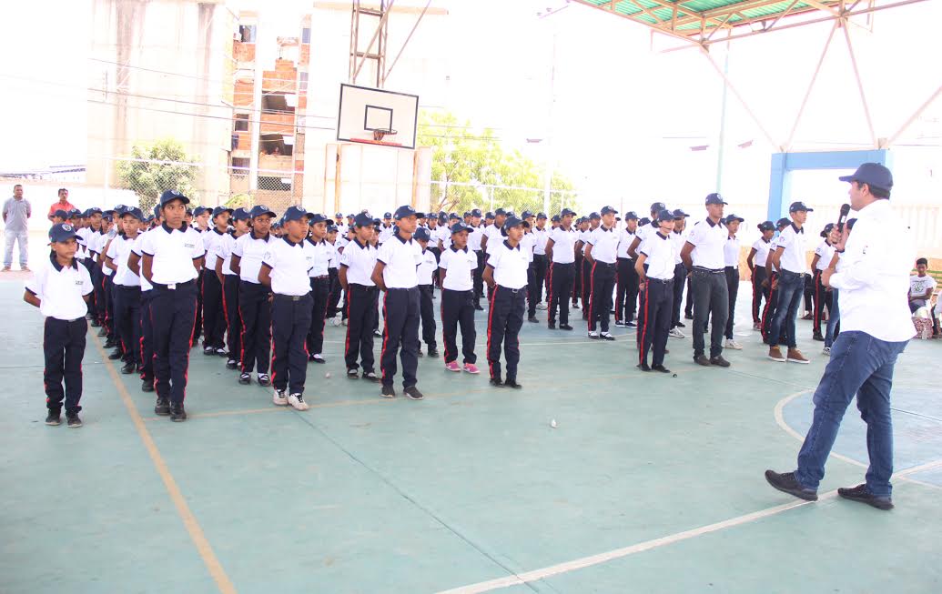 ComisJeanFranco's tweet photo. 200 niños, niñas y adolescentes, integrantes de la Brigada Infantil y Juvenil “Luchadores por la Paz”, de @PolibolivarBna. @GuillermoCompa https://t.co/HgbwffVUb3
