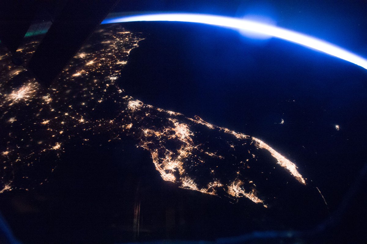 ISSonLive's tweet photo. Beautiful dawn over #Florida, #Georgia, S #Carolina, N Carolina, and #Virginia from #ISS . 📸 @Thom_astro! #EarthFromSpace #CitiesFromSpace https://t.co/Gx0AKvSNb1