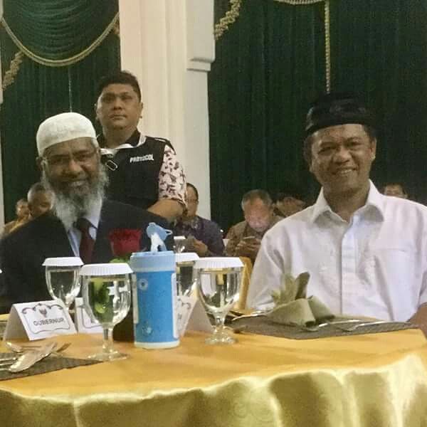 Silaturahmi Bersama gubernur jawa barat dan  Dr Zakir Naik.., Menyerahkan cindramata kpd Dr Zakir Naik Ulama besar International dari India.