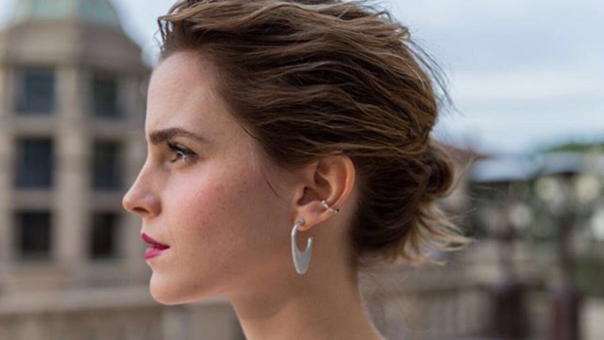 We love <a href="/EmmaWatson/">Emma Watson</a> in <a href="/article_22/">ARTICLE22</a> Peacebomb Jewellery. Elegant, recycled material, and gives back to create safe land. #Saturday #Vibes