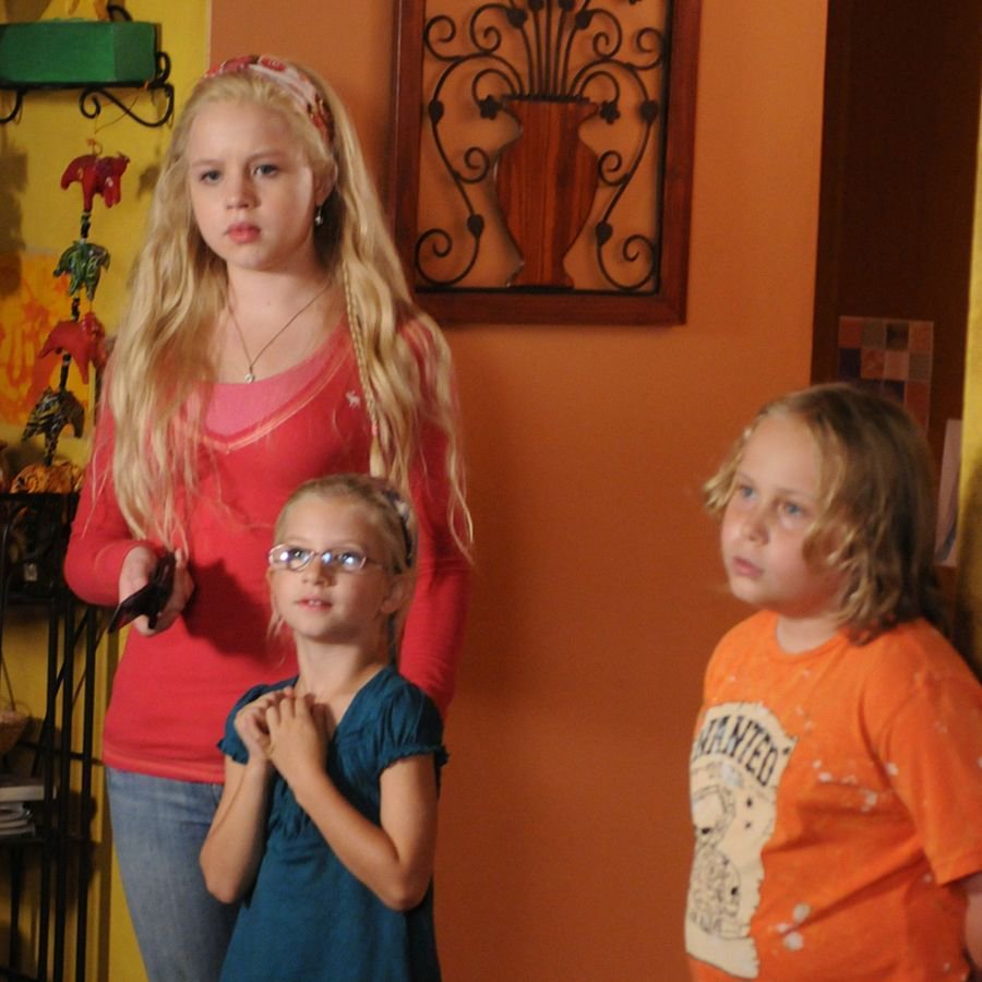 Medium_CBS's tweet image. So many cool extras on #Medium: The Complete Series, including  "A Day in the Life of the Dubois Daughters." cbshe.com/MedCS