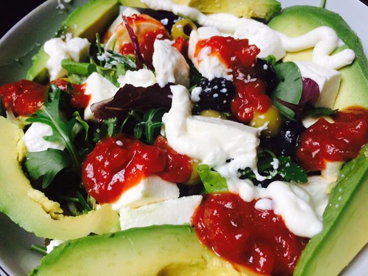 Easy6Pack's tweet image. 'Pizza' salad bowl for lunch - herby leafy green shit with black and green olives, avocado, sour cream, t ...