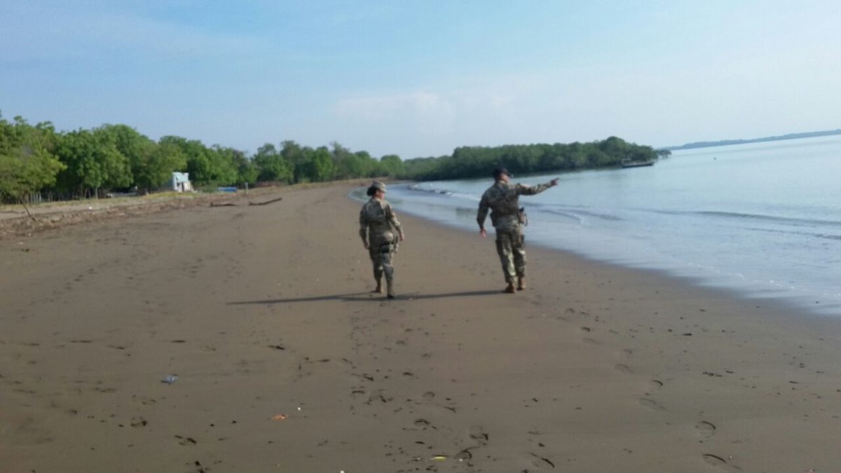 aeronavalpanama's tweet photo. En Puerto El Salado Aguadulce y vía a Playa La Caleta/4ta. Región realiza patrullajes y conversatorio con la comunidad del área  #Seguridad https://t.co/87CaU7azCO