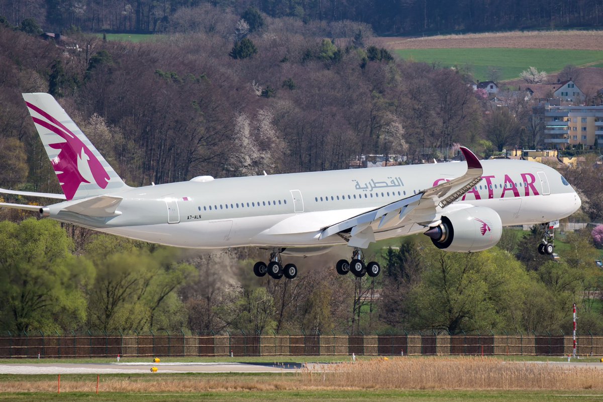 AlbreBru's tweet image. Today first touchdown of @qatarairways A350 @zrh_airport. At the airport with @FlyingLord 
#airbus #A350 #ZRHmovements #Avgeek #aviation