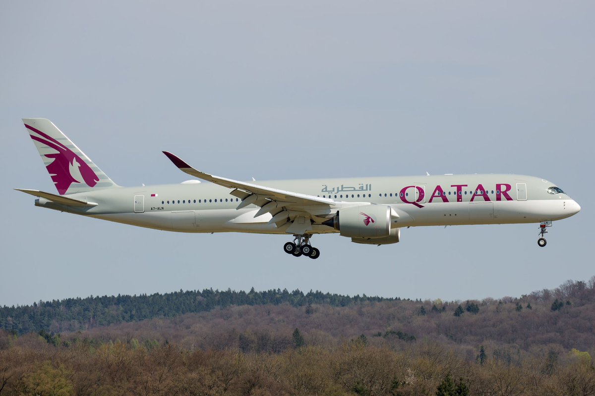 AlbreBru's tweet image. Today first touchdown of @qatarairways A350 @zrh_airport. At the airport with @FlyingLord 
#airbus #A350 #ZRHmovements #Avgeek #aviation