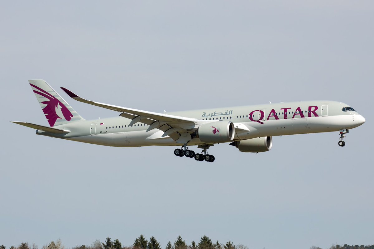 AlbreBru's tweet image. Today first touchdown of @qatarairways A350 @zrh_airport. At the airport with @FlyingLord 
#airbus #A350 #ZRHmovements #Avgeek #aviation