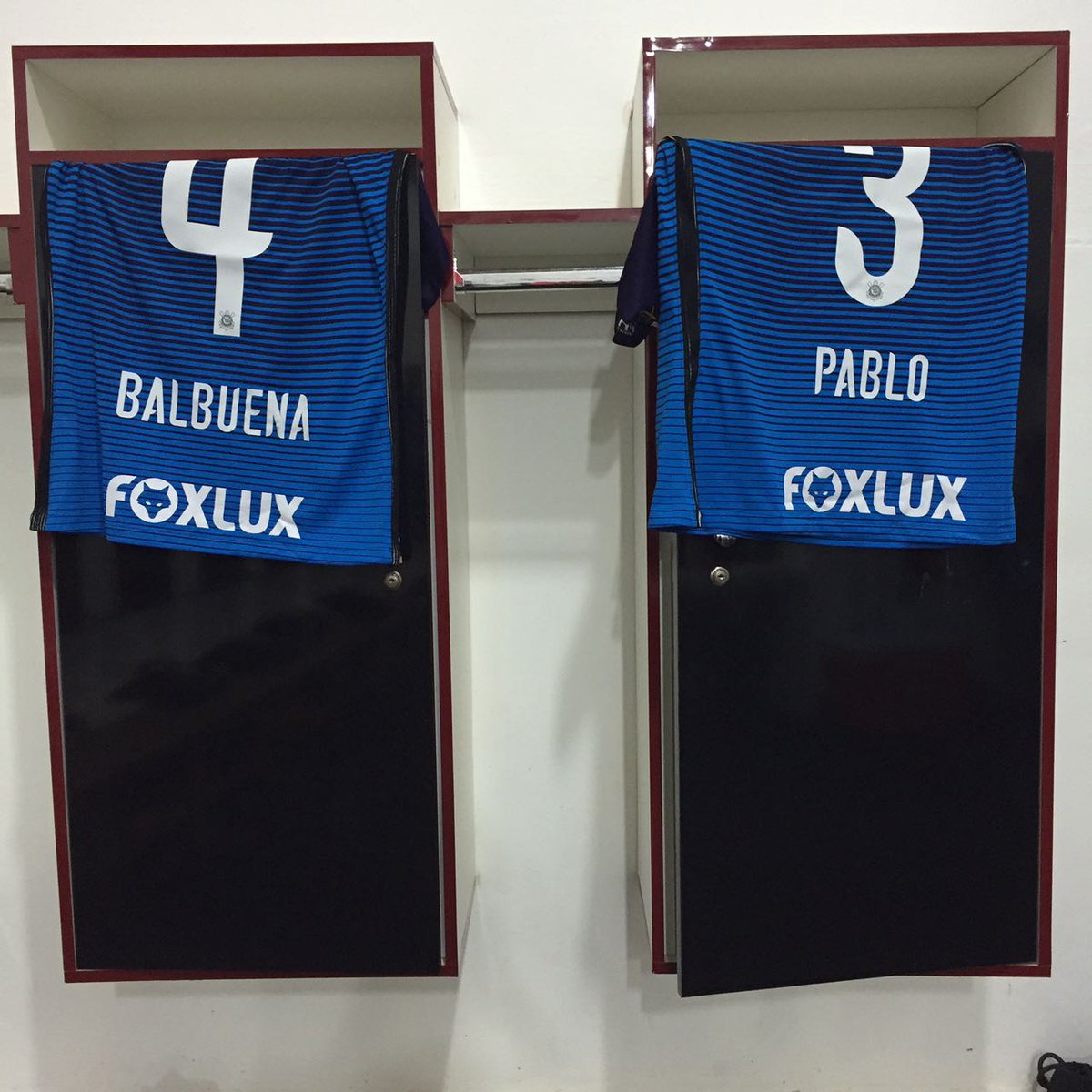 Corinthians's tweet photo. 📸 Uniformes prontos nos vestiários do estádio Santa Cruz!!

#BOTxCOR
#Paulistão
#VaiCorinthians ⚪⚫⚪⚫ https://t.co/c5l7jsa0DS