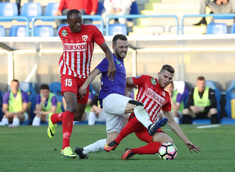 Angelov in a sandwich; photo: Újpest FC Angelov in a sandwich; photo: Újpest FC