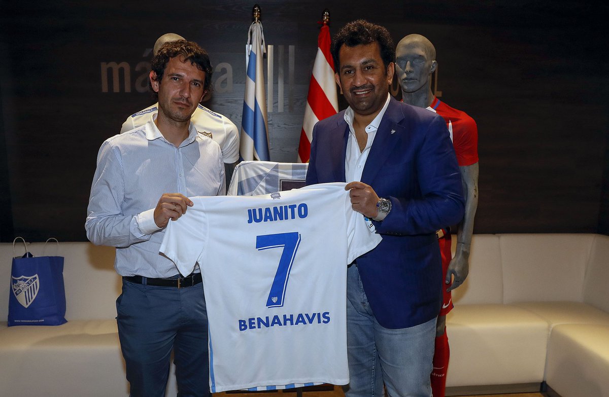 MalagaCF's tweet photo. MCFoto| El presidente @ANAALThani recibió al hijo de Juanito @j7_roberto en el palco y le hizo entrega de una camiseta #EternoJuanito https://t.co/FJuVAmXI5Y