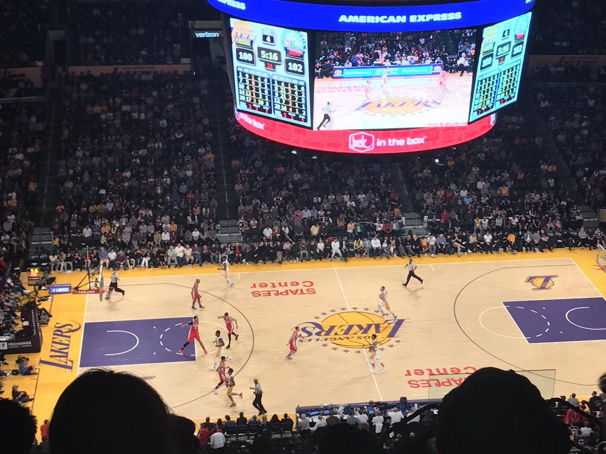karishmanatha's tweet photo. Can someone take me back to LA so I can see the lakers play again #Imissspringbreak https://t.co/uBzXxi9FTa
