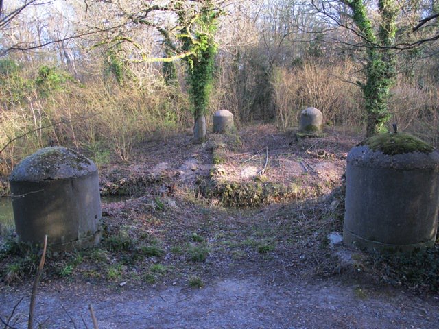 PillboxSG's tweet photo. Ballon Trip Over #BasingstokeCanal Viewed From #WW2Defences @ Coxmoor Bridge #Dogmersfield #Hampshire https://t.co/F5MSH78h1T