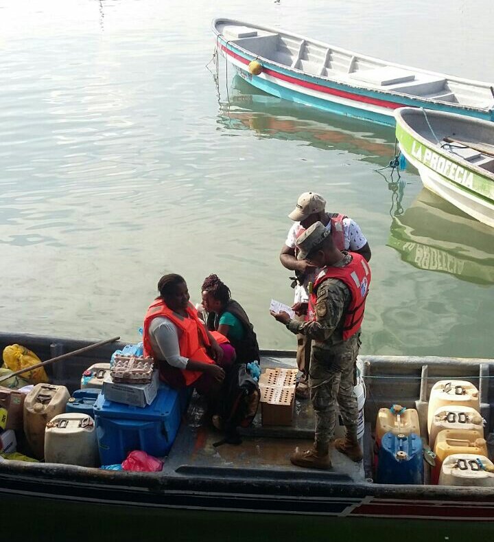 aeronavalpanama's tweet photo. Unidades de 2da. Región/4ta. Zona en labores de supervisión a las embarcaciones antes de zarpar desde Muelle Multimodal #SeguridadCiudadana https://t.co/Ny06vbsIHC