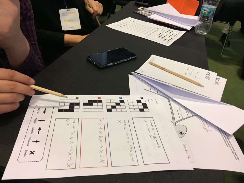 eek_bp_kp_mk's tweet image. #GraphPaperProgramming etkinliğinde komutlar ile şekil oluşturduk. ◾️◽️
#csunplugged #codeorg #kodlama #edtech #egt #educashow2017 #coding