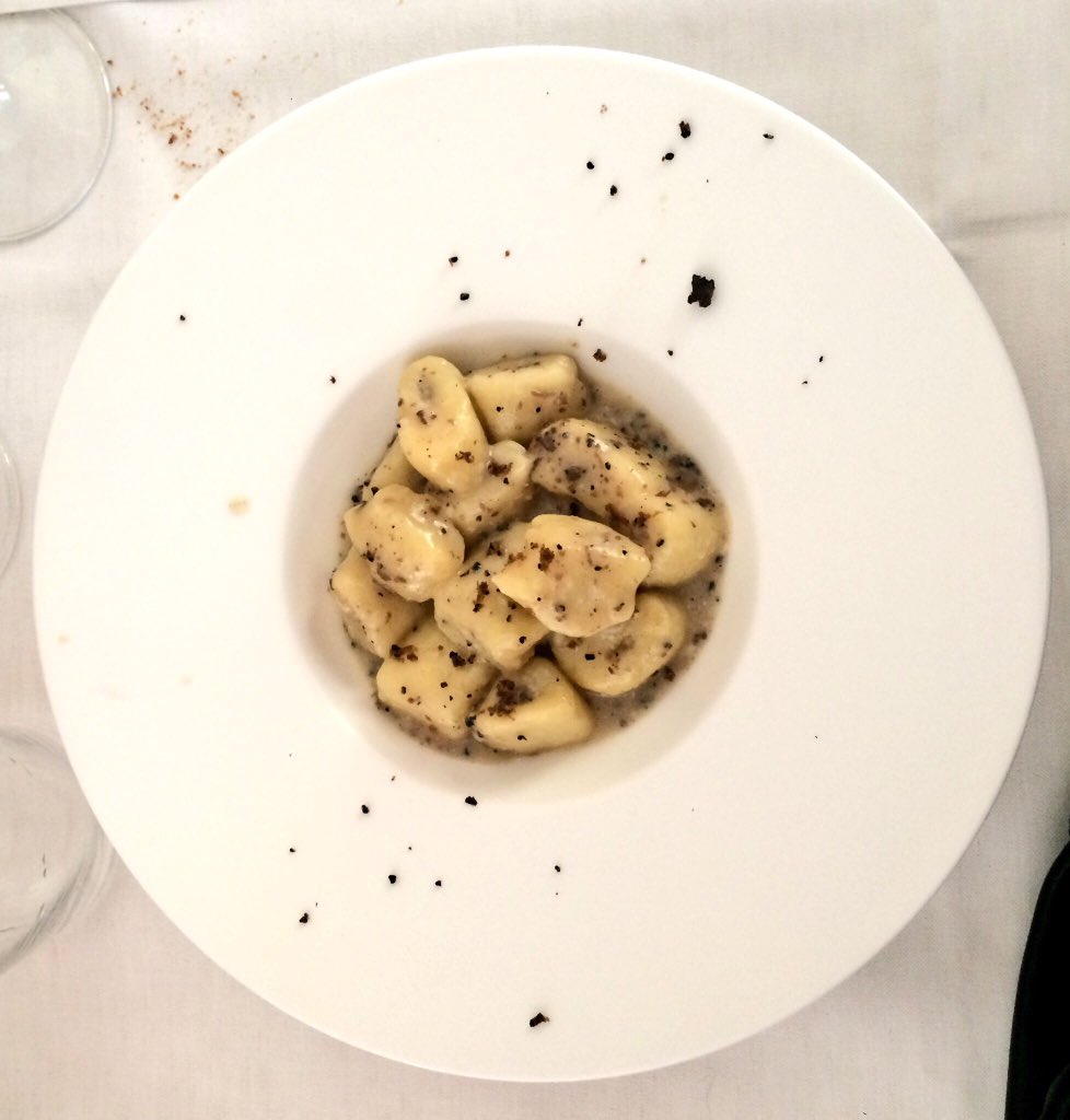 EleonoraBasso's tweet photo. Gnocchi al #tartufo ripieni di formaggio fuso = amore puro
#trattoriaisetta #topquality #food #love #italian https://t.co/H7ea4W6iWM