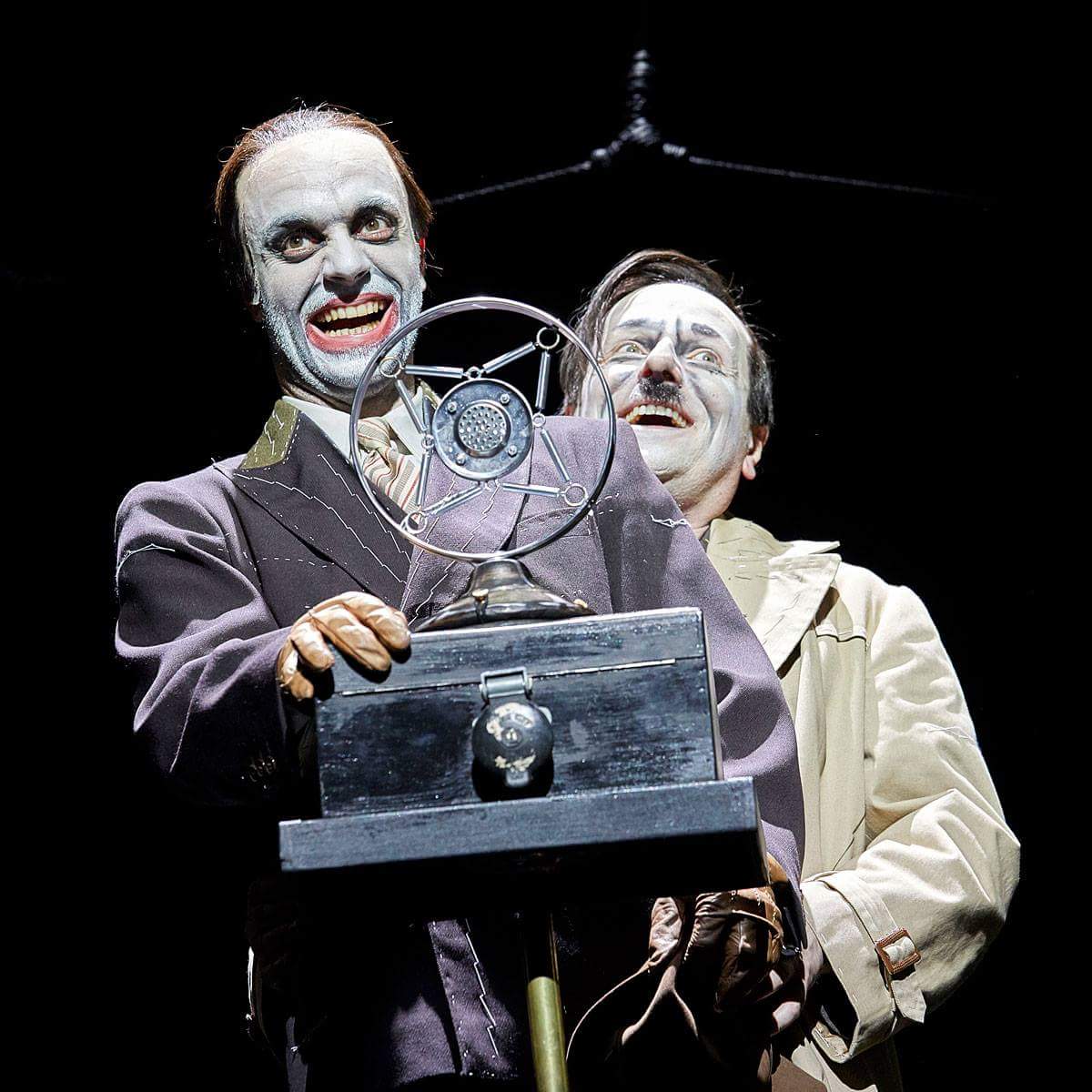 ComedieFr's tweet photo. Première ce soir : « La Résistible Ascension d'Arturo Ui » de Bertolt Brecht, mes. Katharina Thalbach. Jusqu'au 30 juin, Salle Richelieu. https://t.co/uXeXh6vw8q