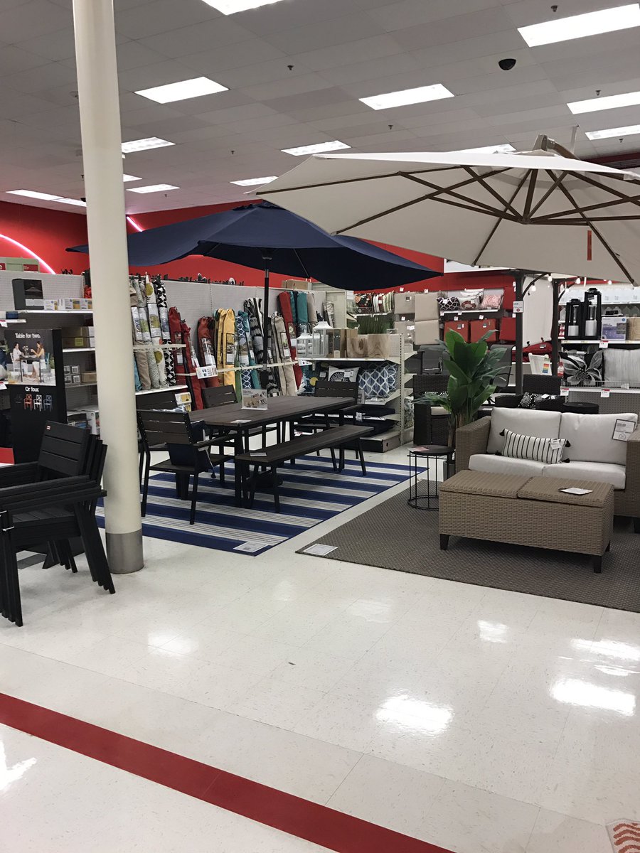 76gretchen's tweet image. Changed up #patio decor today, opportunity to draw guests in #vmtl #target @JenieBrisson @Howard_JoshT @ashleysunYYC