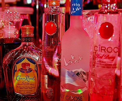 Page71LoungeSC's tweet photo. We have everything you need to make the weekend amazing - all you have to do is show up. #bottleservice #valley #DJs #cocktails #bar https://t.co/JllC2zCRhV