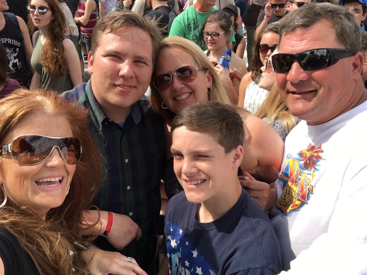 ttlmag's tweet photo. #edgefest crazies on the rail! https://t.co/JXF1phjdGP