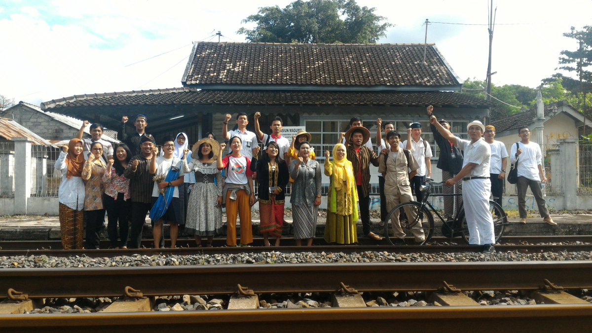 Sebelum acara dimulai, foto bareng di tepi rel kereta ^^
#MewarnaiIndonesia
<a href="/Emak2Blogger/">KEB</a>