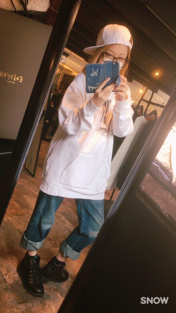 さやか𓇼𓈒 今日のコーデ 今日はincentivegreedの白パーカー ダボッと着たかったのでジーンズで ダボダボ感たしてみました 今日はお肌と目の調子が悪かったので マスク 伊達メガネ さらにキャップ 不審者コーデ ﾟdﾟ Sayaコーデ Kcw