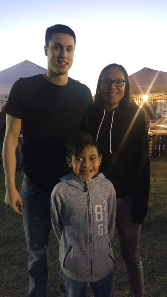 ndnsports's tweet photo. Bronson Koenig (Ho-Chunk) swung by to check out the Mesa CC Pow-wow this evening. Fans Oniyah and Moses got a photo with BK24. https://t.co/RZa7CW16gu