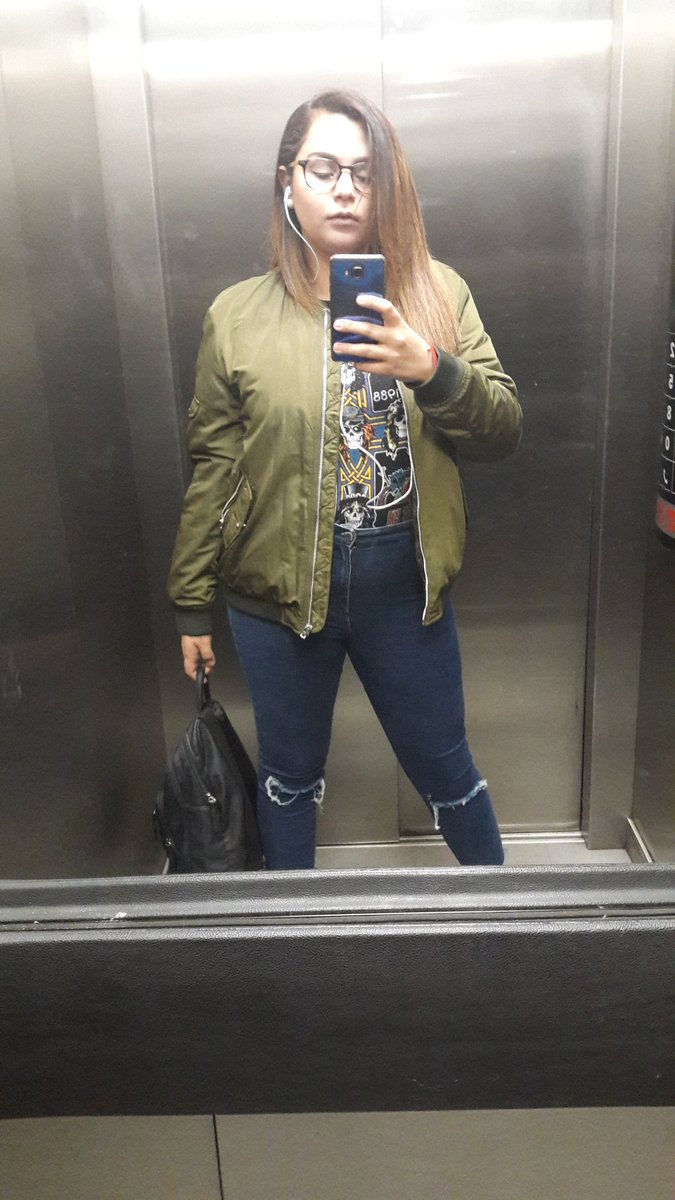 Cami_G_Ah's tweet photo. Vestida como para #Llolapalooza pero es la pura vestimenta porque la realidas es que voy al teatro a ver la Amante Fascista.✌👌
#JustCami https://t.co/IZNeg8nOWr