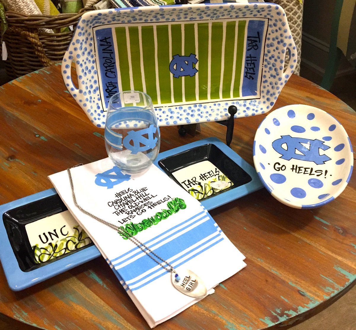IvyCottageColl's tweet photo. Go Heels!!  Good luck tonight in the big game! #goheelsgo #unc #2017finalfour #tarheelsbasketball 🏀🏀🏀 https://t.co/9bgNlMPrXo